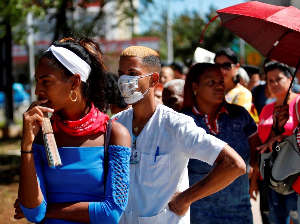Cubanos con mascarillas ante el coronavirus
