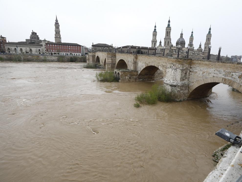 El río Ebro a su paso por Zaragoza el 18 de marzo de 2020, con un crecimiento de su caudal