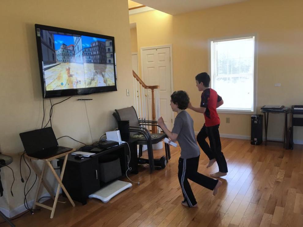 Pedro y Jorge, sin cole, practicando ejercicio con la Wii.