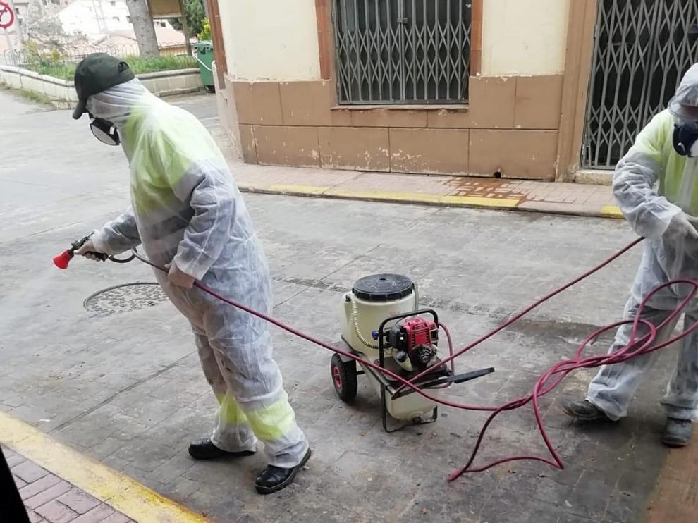 Operarios del Ayuntamiento pulverizan desinfectante para evitar contagios.