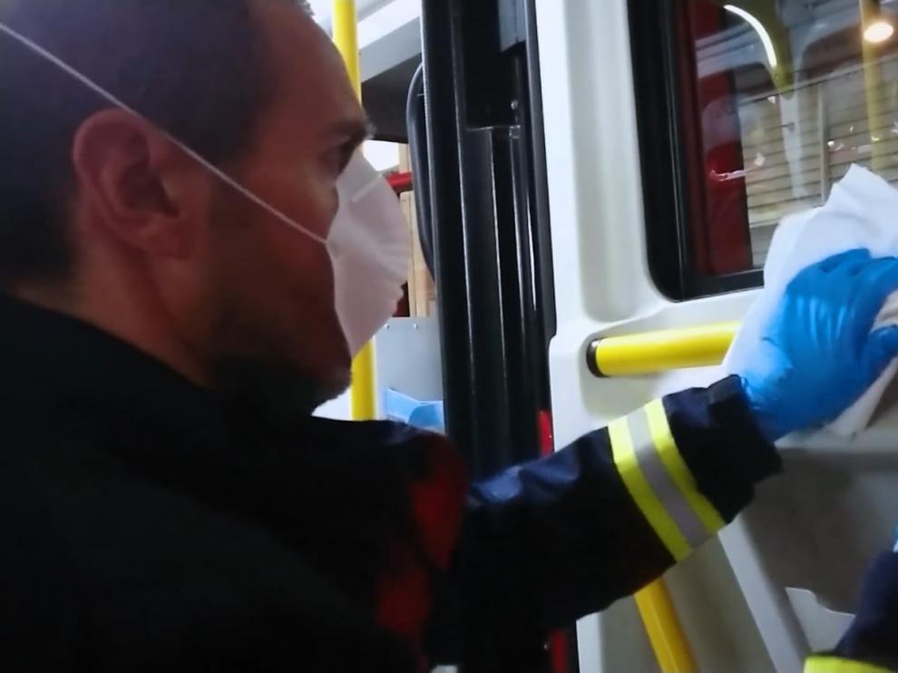 Los bomberos de la DPT desinfectan los equipos para prevenir contagios.