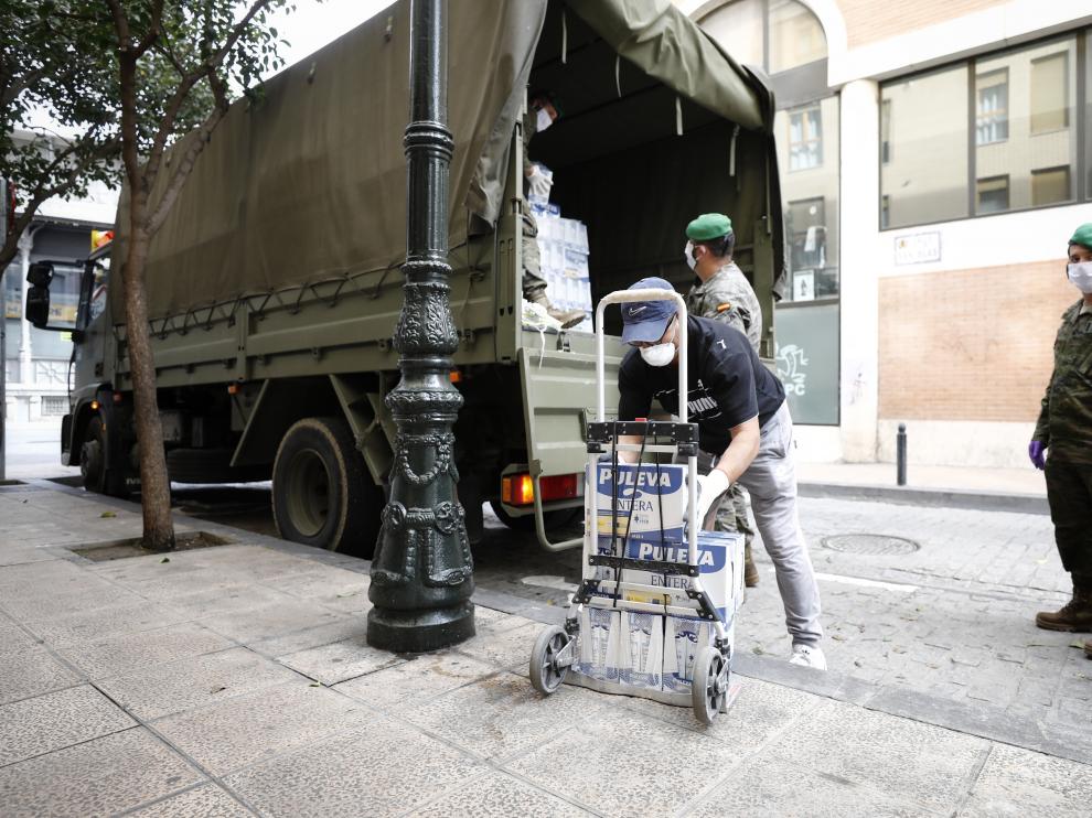 Militares de la AALOG 41 descargan alimentos en la residencia de la calle de las Armas.