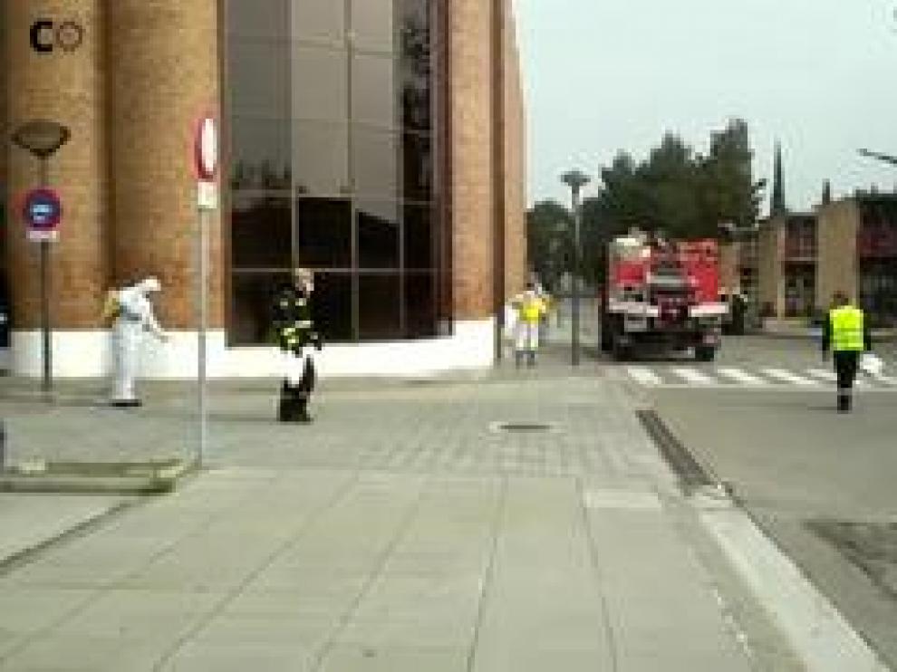 Brigadas de la UME (Unidad Militar de Emergencias) desinfectan las calles que comprenden el cementerio de la capital aragonesa.