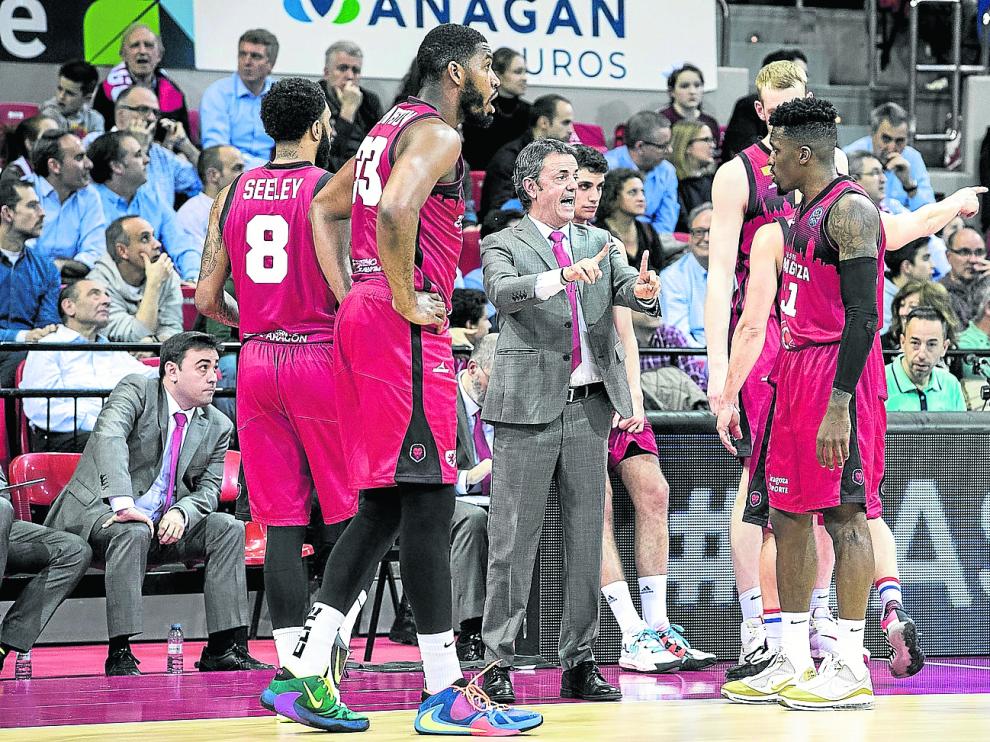 Porfirio Fisac, entrenador del Casademont Zaragoza, habla con el escolta Dylan Ennis.