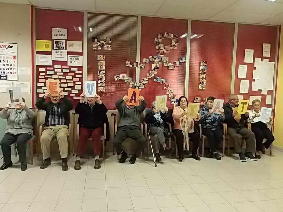 Los socios de Parkinson Aragón muestran un motivador mensaje, antes del cierre de la sede por el estado de alarma.
