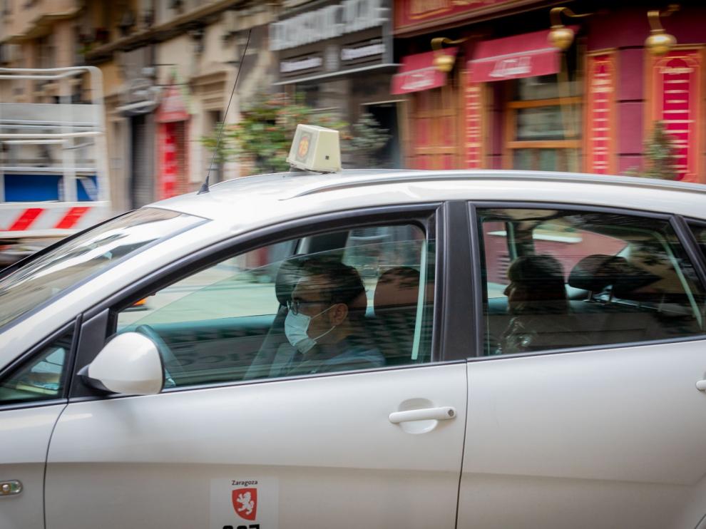 Un taxista de Zaragoza, con mascarilla durante la pandemia de coronavirus