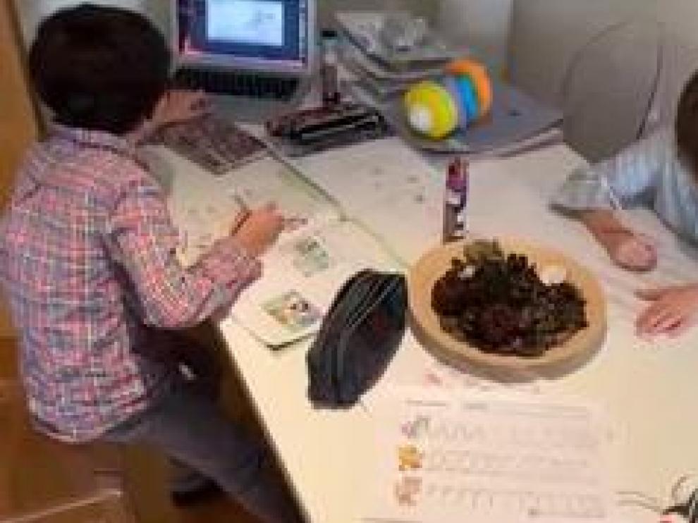Los juzgados de familia de Barcelona unifican criterios en cuanto a la custodia compartida. Los hijos de padres separados o divorciados se quedarán con el progenitor con el que estaban en el momento de decretarse la situación de alarma. Se suspende, por tanto, la alternancia, aunque se tendrá que facilitar el contacto telemático. Si uno de los progenitores diera positivo, los niños se quedarían con el otro.