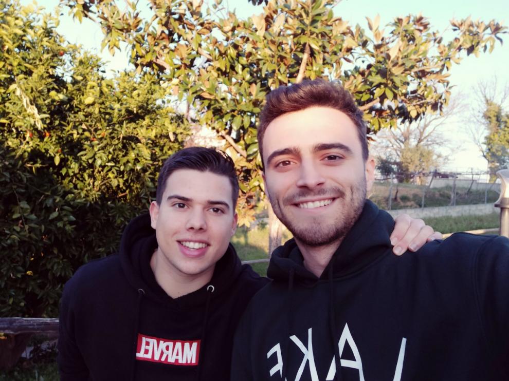 Andrés Villanueva (izquierda) y Álvaro Sanmiguel ponen buena cara al mal tiempo, con una sonrisa que va sobre todo dirigida a sus familias.
