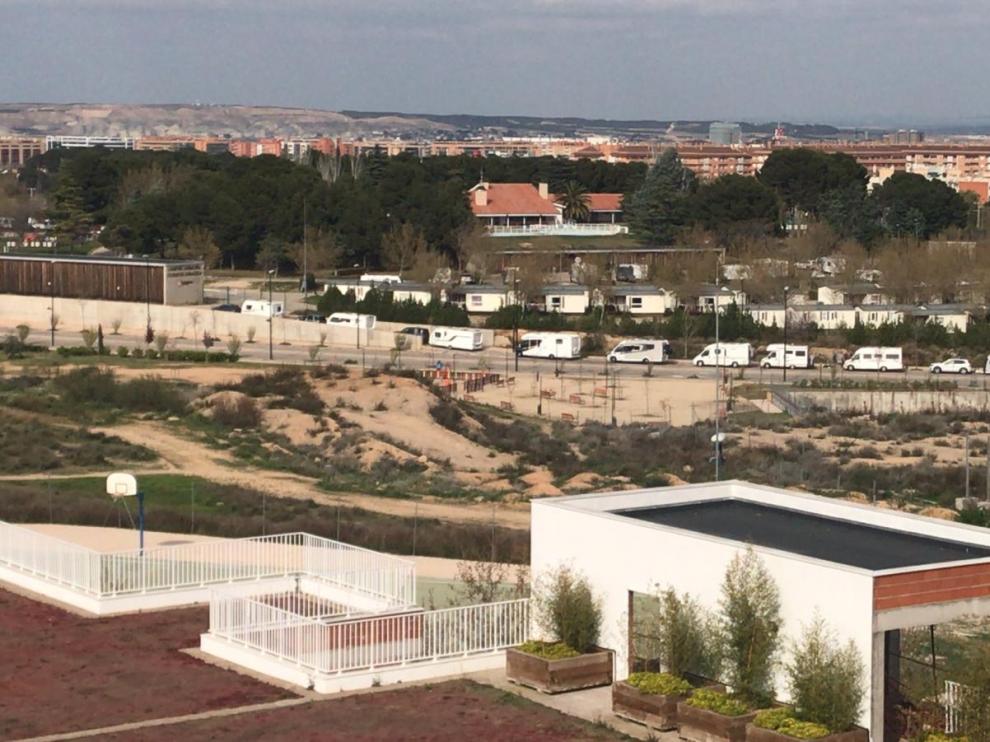 La entrada al Camping de Zaragoza, con decenas de turistas de paso por el coronavirus en busca de alojamiento.