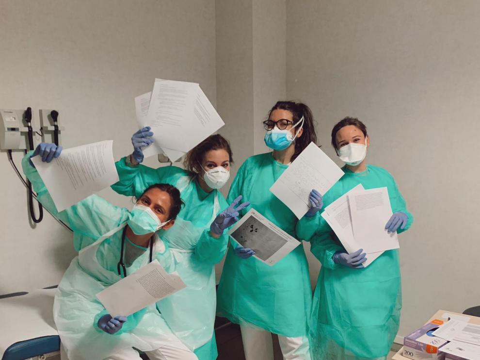 Miembros del proyecto imprimiendo algunas de las cartas recibidas en el hospital universitario Infanta Sofía.