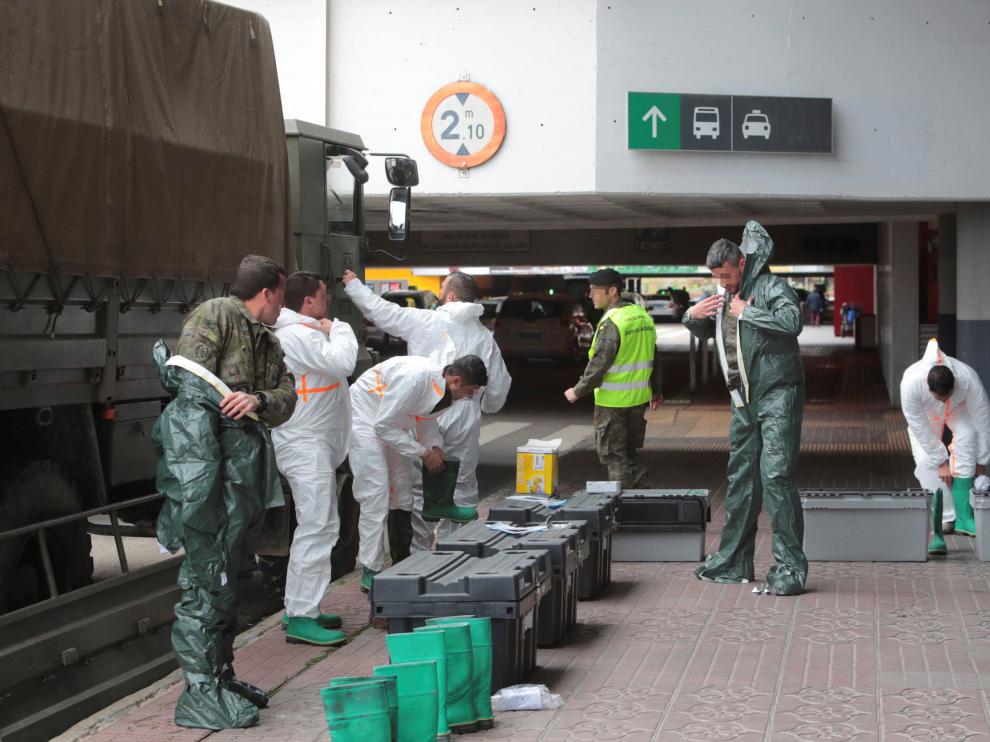 Desinfección de la estación de Chamartín, en Madrid, este viernes.