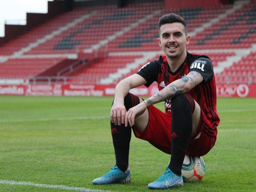 Joaquín posa con el uniforme de su actual destino, el Mirandés.