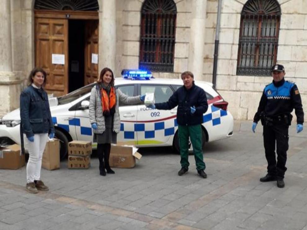La alcaldesa, Emma Buj, recibe el donativo de Piensos Sol.
