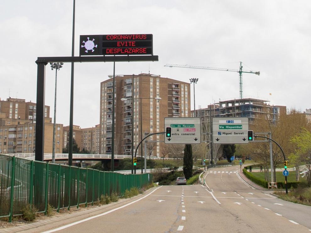 Avisos sobre el coronavirus en una de las entradas a Zaragoza.