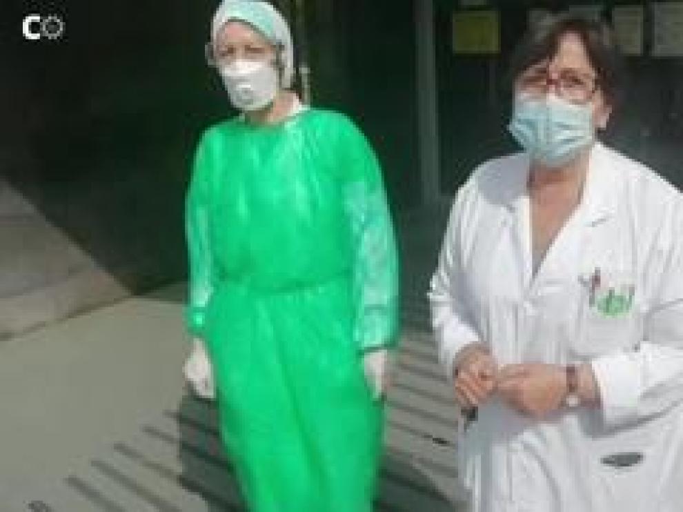 Los sanitarios del Centro de Salud Canal Imperial-Venecia de Zaragoza han tenido que fabricarse equipos de protección individual caseros frente al coronavirus ante la escasez de equipos homologados.