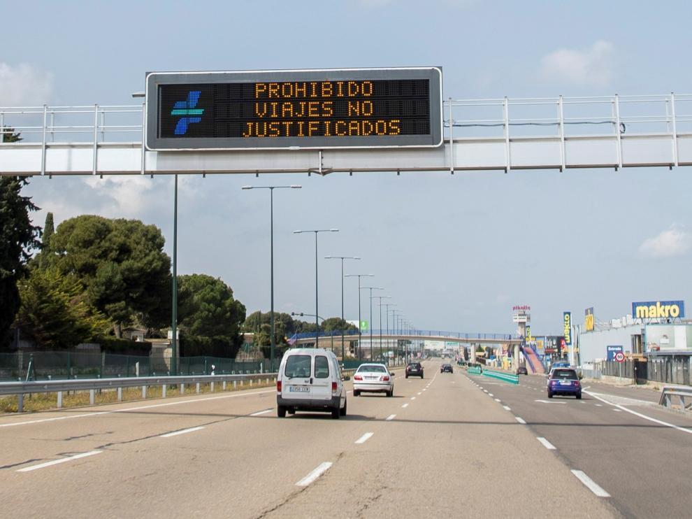 Aviso para evitar desplazamientos en una carretera de Zaragoza.