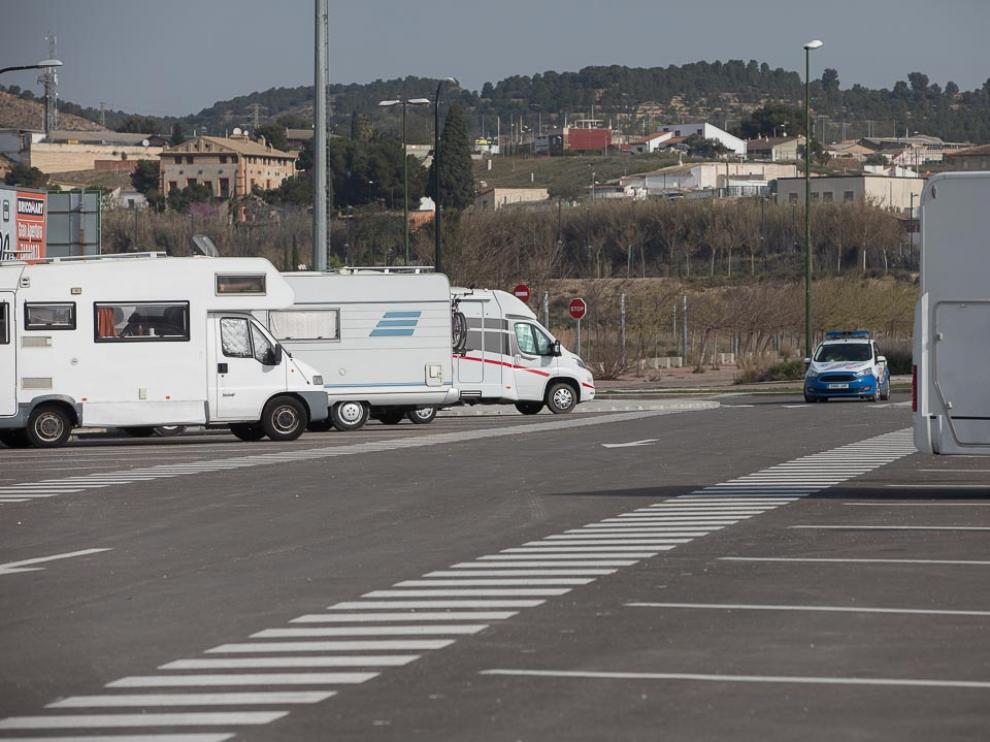 La Policía Local de Zaragoza vigilaba ayer la zona de estacionamiento autorizado de autocaravanas en el Actur.