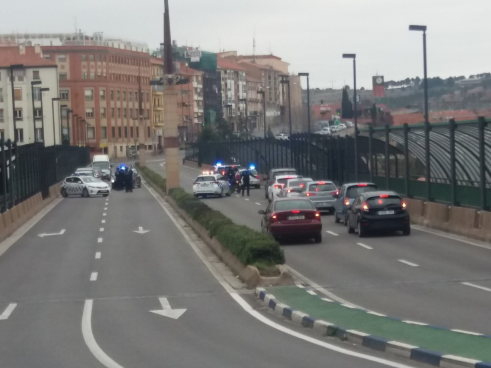 Control de la Policía Local en Teruel en el Viaducto Nuevo.