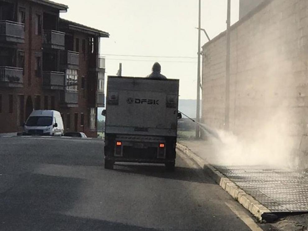 El Ayuntamiento de Binéfar ha encargado esta semana trabajos de limpieza y desinfección de los espacios públicos.
