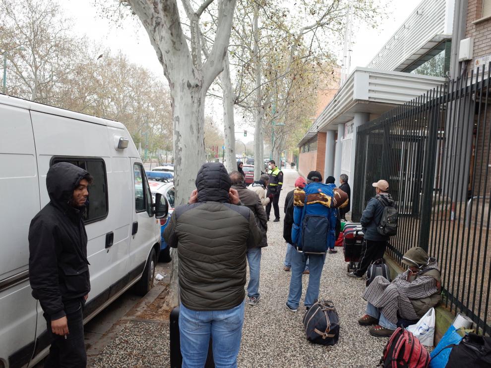Numerosas personas sin hogar esperaban poder acceder al pabellón el pasado miércoles.