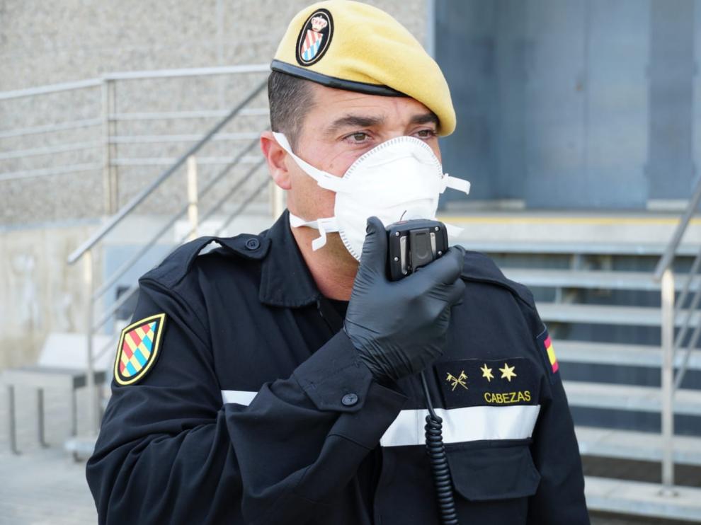 El teniente de la UME Rubén Cabezas, ayer en Barcelona, donde trasladaron 83 militares para la desinfección de zonas como el aeropuerto y el puerto.