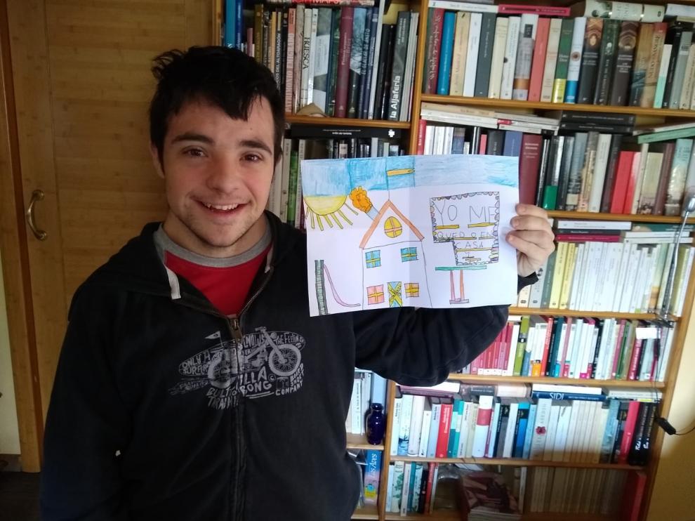 Los jóvenes de Down Huesca animan a quedarse en casa con sus arcoíris para frenar el coronavirus.