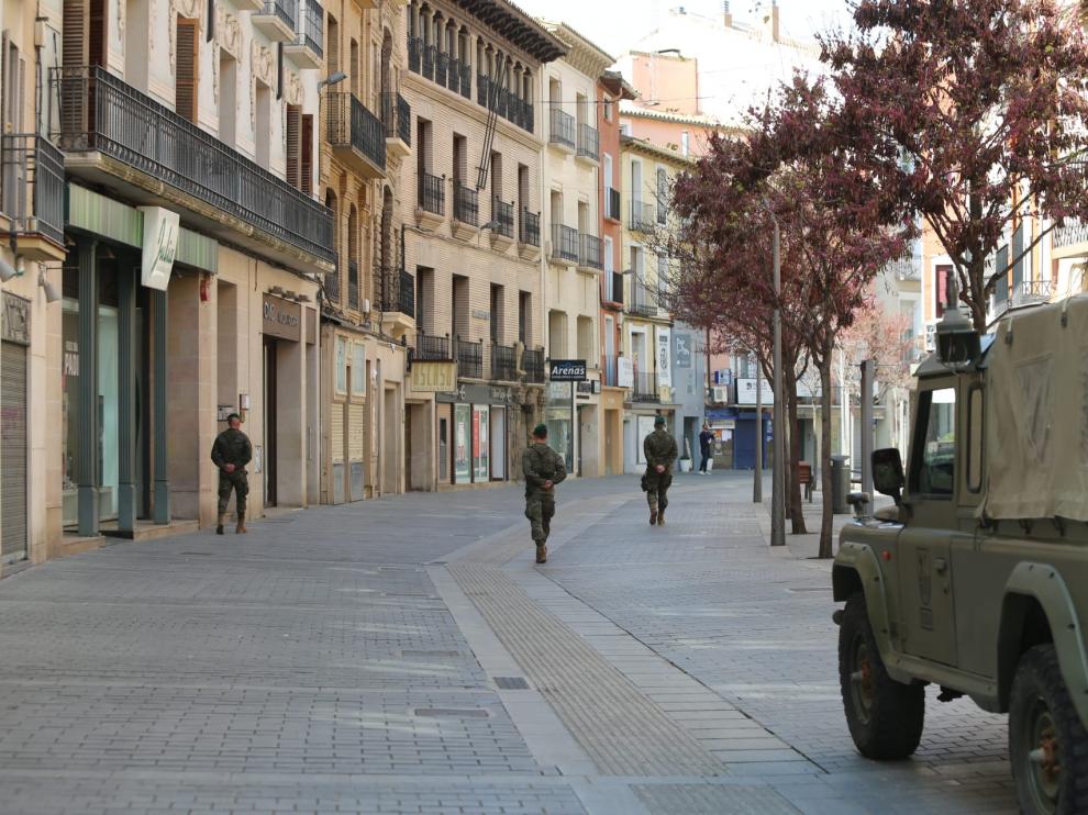 Militares del Regimiento Galicia 64 han vuelto a patrullas este sábado las calles de Huesca.