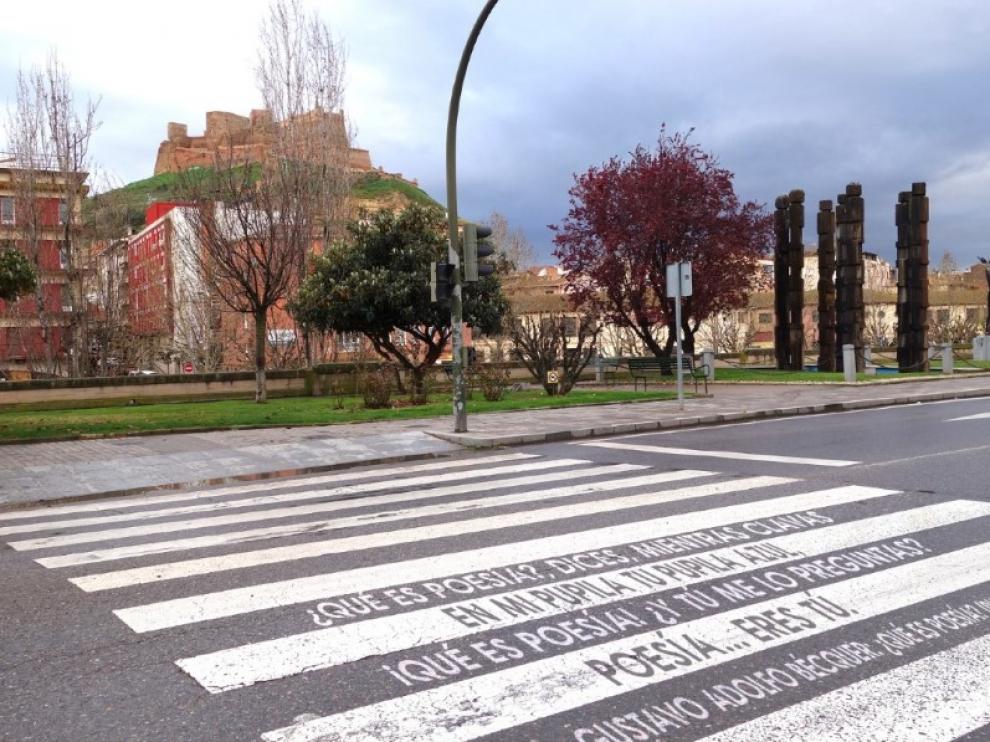 El paso de cebra que tiene 'inscripciones' de Bécquer.