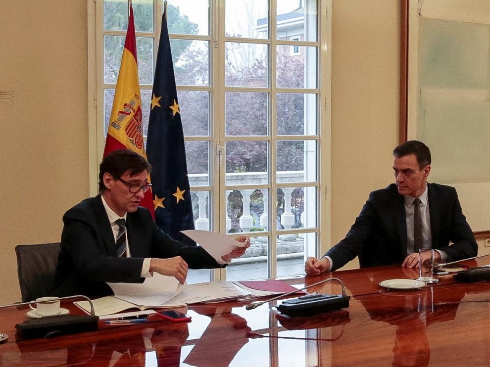 Pedro Sánchez y el ministro de Sanidad, Salvador Illa, este sábado durante la reunión del Comité Científico del COVID-19.