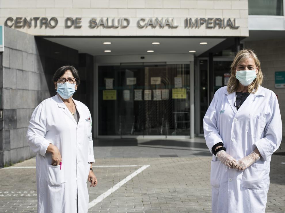 La enfermera Pilar Arilla (a la ziquierda) y la médico Pilar López Esteban, en la entrada del centro de salud Canal Imperial, en el barrio de Venecia, el pasado viernes.