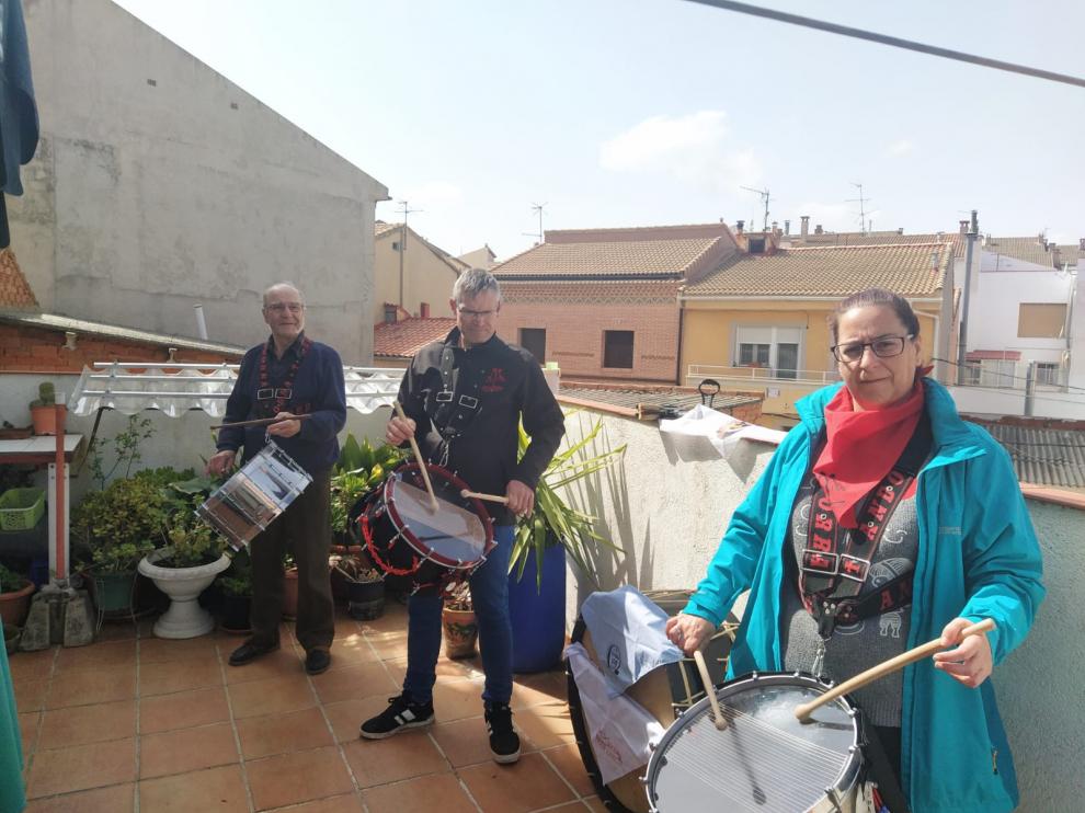 Una familia sale a tocar los tambores a la terraza en recuerdo de las Jornadas Nacionales de Exaltación suspendidas por el coronavirus.