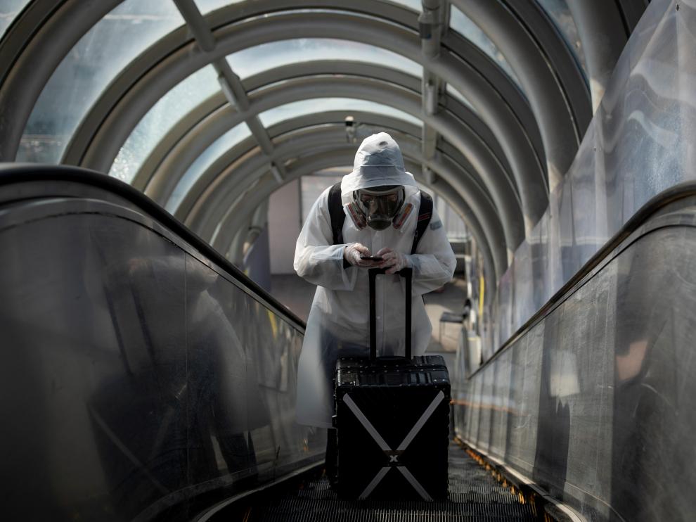 Un trabajador sale del metro de Pekín, este viernes, 20 de marzo.