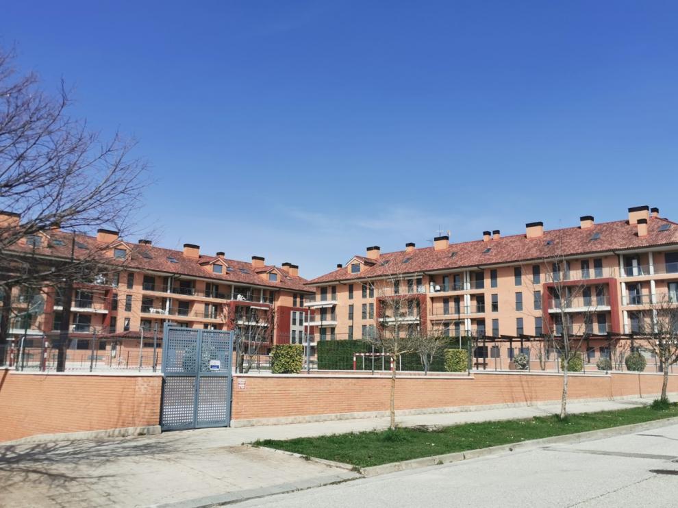 Una urbanización de segunda residencia del Llano de la Victoria, de Jaca, prácticamente vacía.