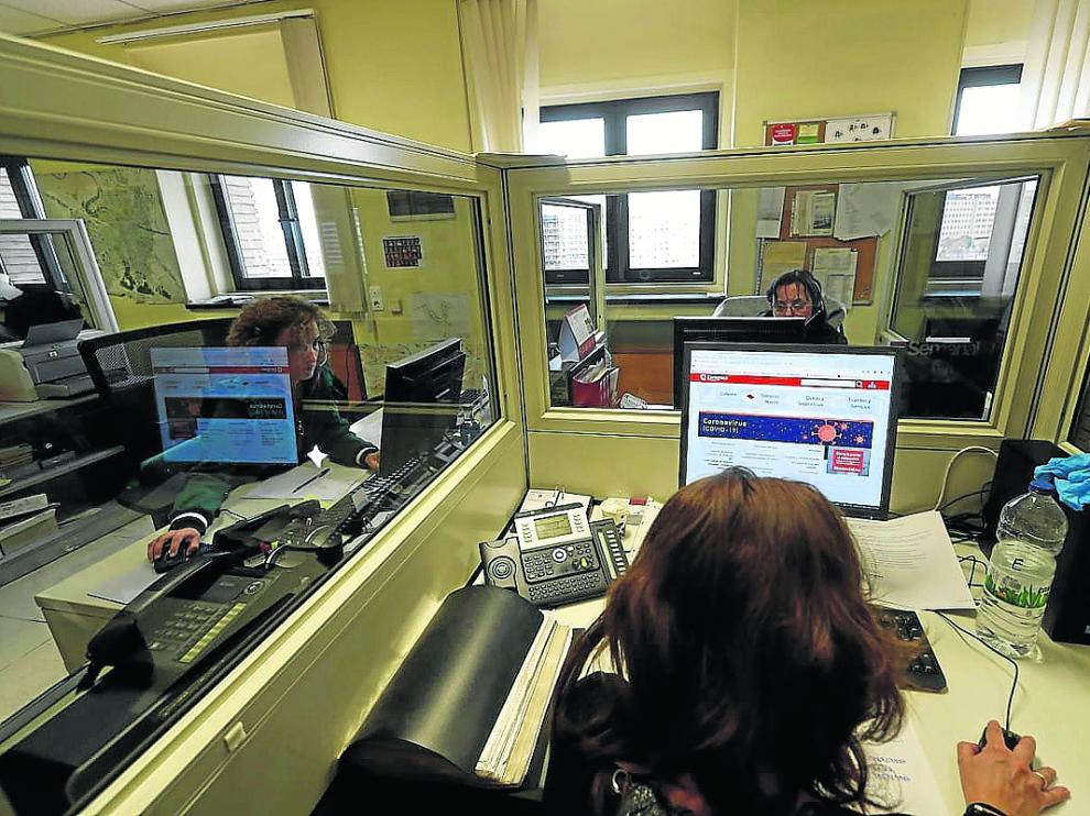 Las telefonistas del 010 siguen atendiendo estos días de crisis las dudas de los zaragozanos.