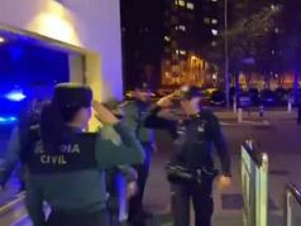 Agentes de la Ertzaintza han rendido homenaje este viernes a los dos agentes de la Guardia Civil fallecidos en las últimas horas por coronavirus. Una emotiva imagen que se ha producido en el cuartel de Sansomendi, en Vitoria.