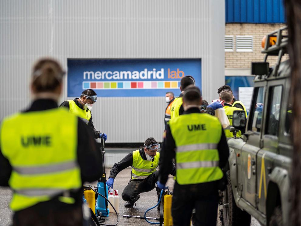 Efectivos de la UME desinfectan un pabellón de Mercamadrid.