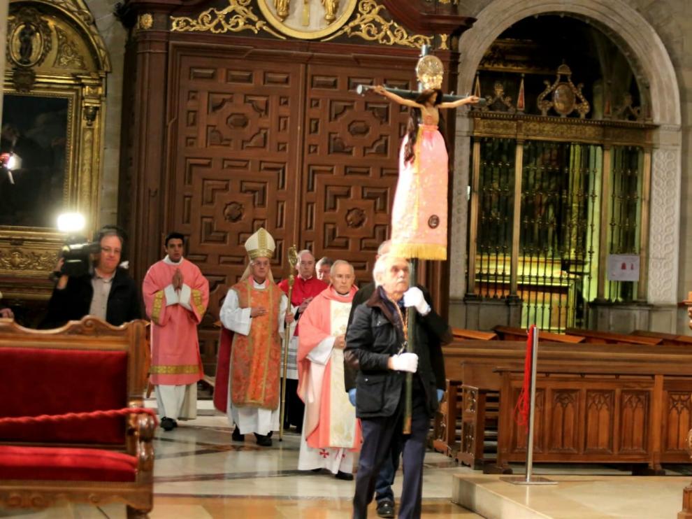 Este domingo, la catedral ha sacado al Santo Cristo de su capilla de manera excepcional para ubicarlo en el altar durante la misa oficiada por el obispo.