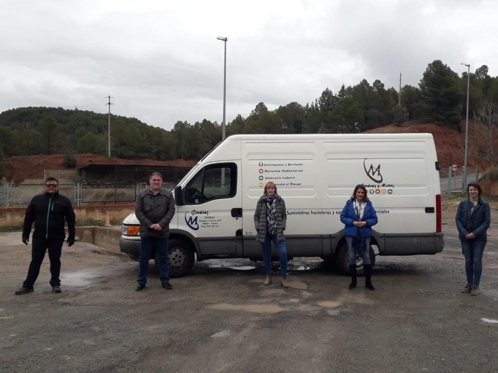 Representantes del Ayuntamiento y de la empresa donante en la entrega de productos de limpieza al Ayuntamiento.