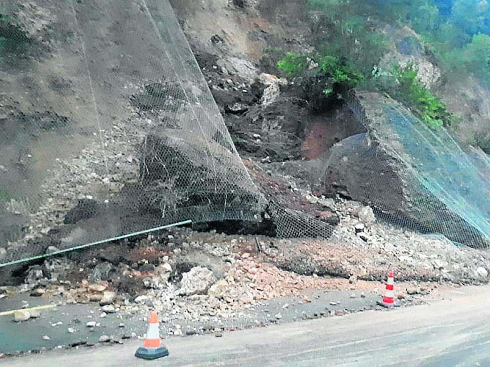 Un equipo de la brigadas se desplazó el jueves a la carretera de Santaliestra por un deseprendimiento.