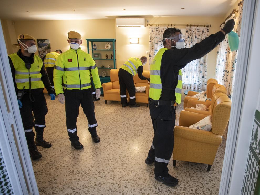 La UME en labores de desinfección en una residencia de ancianos de Huelva.