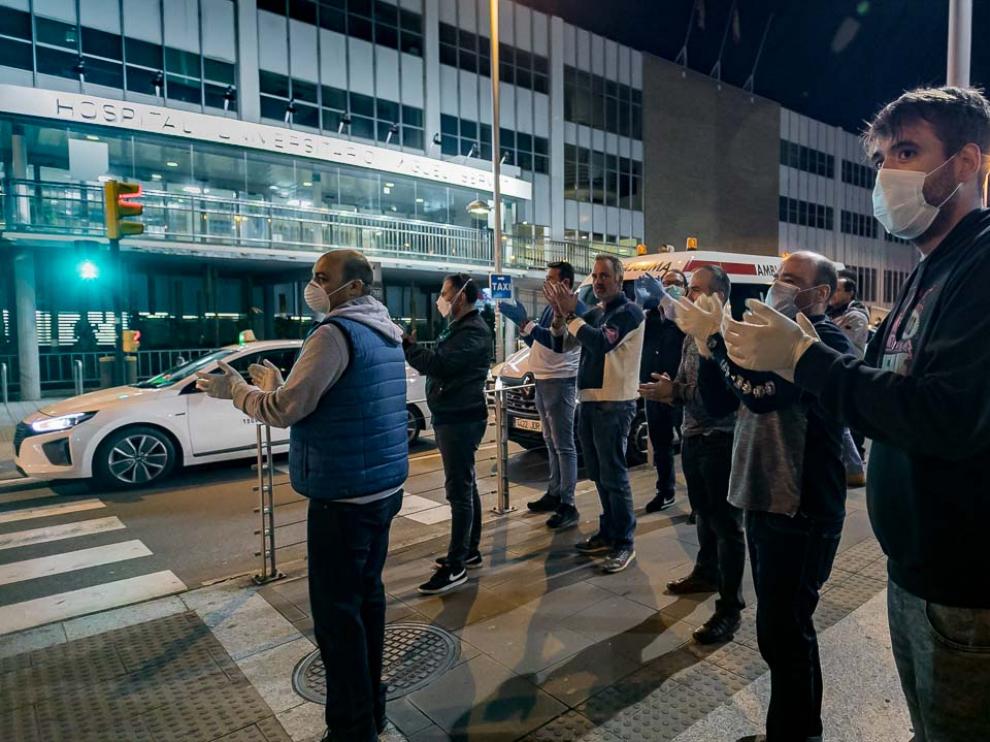 Los taxistas de Zaragoza hacen su particular homenaje a los sanitarios