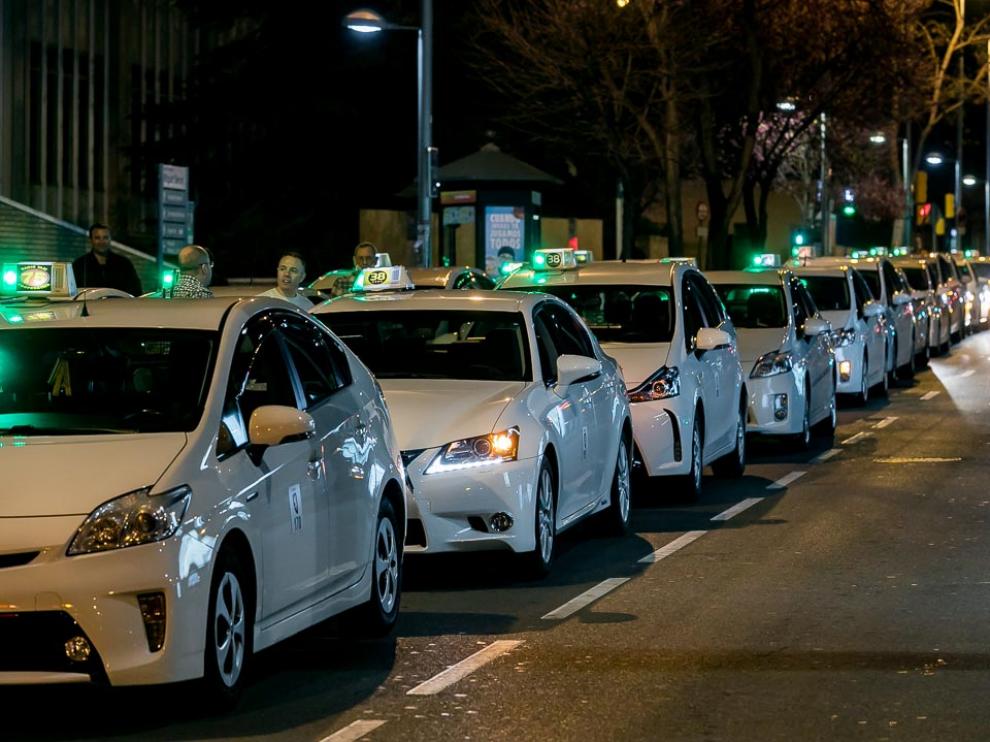 Los taxistas de Zaragoza hacen su particular homenaje a los sanitarios