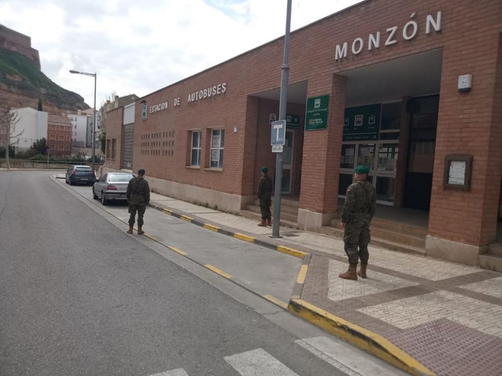 Militares del Regimiento Galicia 64, de Jaca, han empezado a patrullar este domingo las calles de Monzón.