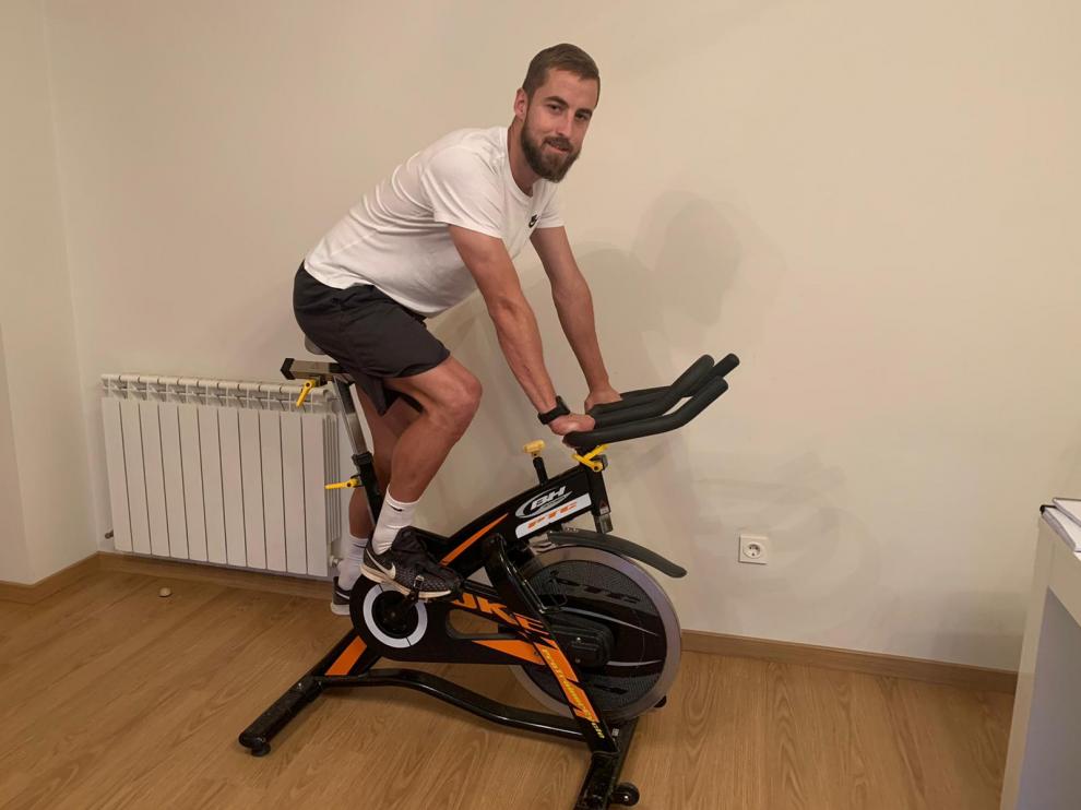 Jorge Pulido, en su casa sobre una bicicleta estática.