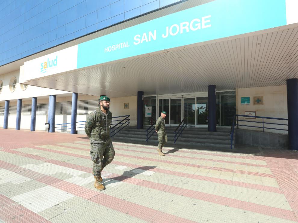 Soldados del Regimiento Galicia 64 patrullando por el exterior del hospital San Jorge.