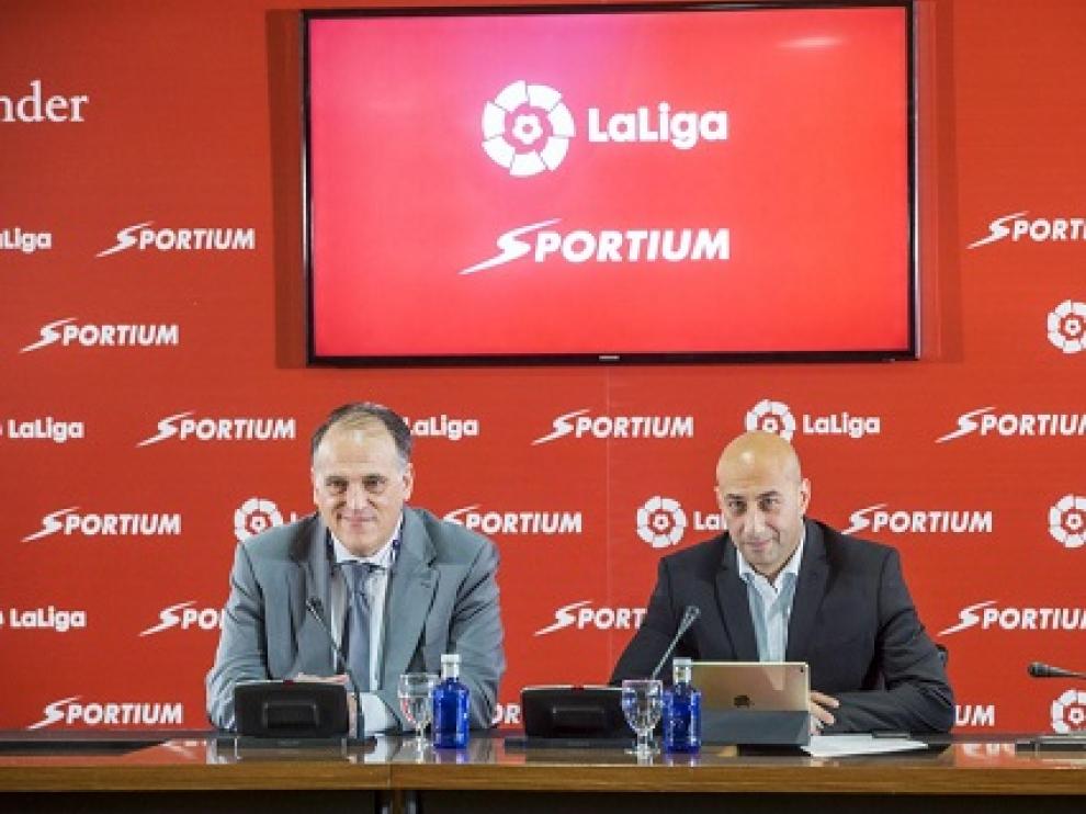 Javier Tebas y el consejero delegado de Sportium, Alberto Eljarrat, en la renovación de su convenio.