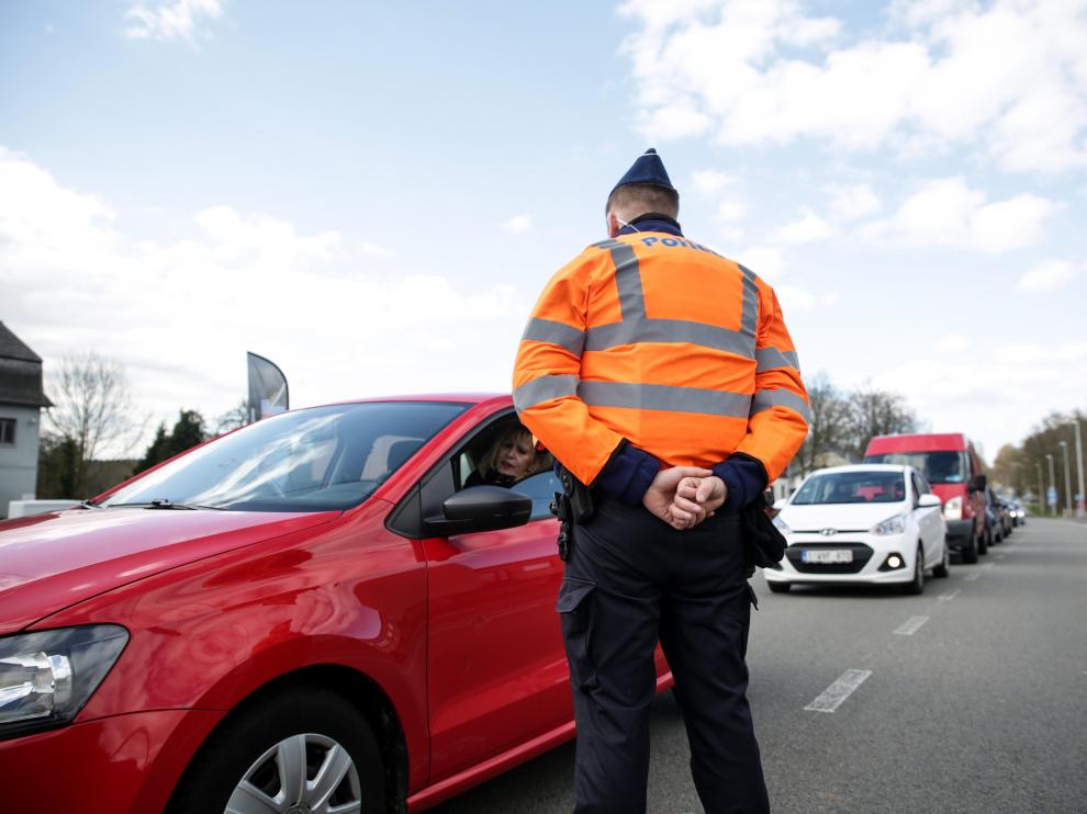 Un policía belga para a un conductor en Hauset, cerca de la frontera con Alemania.
