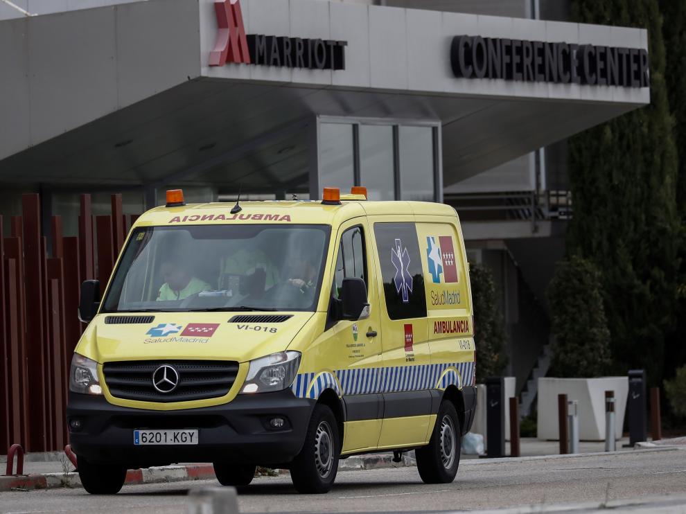 Una ambulancia a las puertas del Hotel Marriot de Madrid, medicalizado para acoger pacientes del Hospital Universitario de Torrejón de Ardoz, el Hospital Príncipe de Asturias de Alcalá y el Hospital Universitario del Henares, en Coslada.