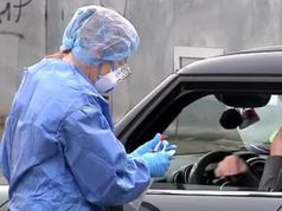 Ya han empezado a distribuirse los test rápidos para detectar coronavirus. Son 640 mil pruebas que se empezará a distribuir de manera equitativa entre las comunidades autónomas. Los primeros destinatarios de estos test serán los sanitarios que se enfrentan a diario al contagio en su puesto de trabajo y los mayores que viven en residencias de la tercera edad.
