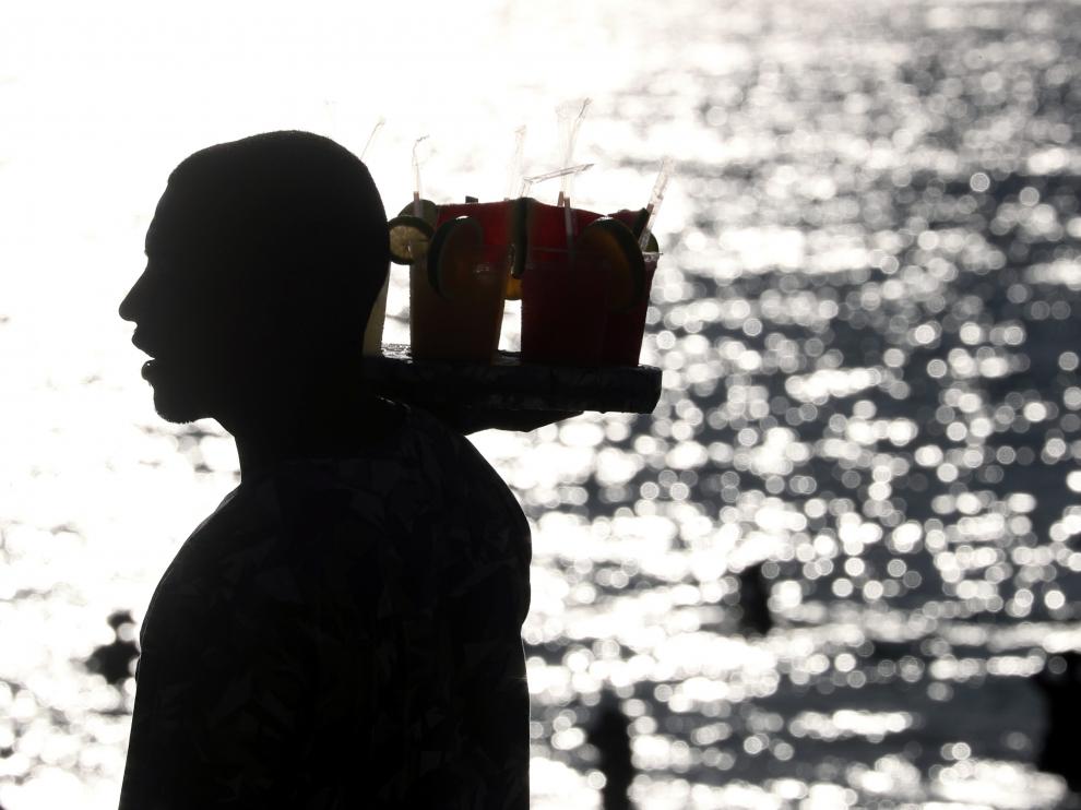 Un vendedor ambulante ofrece caipirinhas en la playa de Arpoador, en Río de Janeiro, la pasada semana.